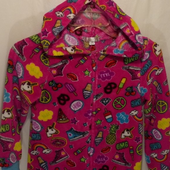 PEACE LOVE & FASHION FUN PRINT ONESIE - Picture 7 of 7